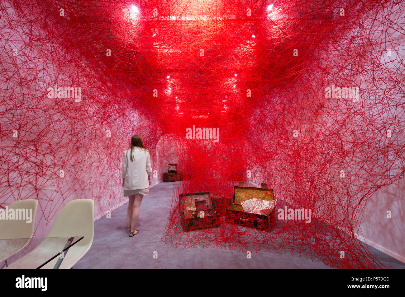 Meisterwerk Art Fair, Royal Hospital Chelsea, London, Großbritannien. 25 Juni, 2018. Die Arbeiten am Meisterwerk London 2018 vor die Presse Eröffnung am 27. Juni und öffentliche Veranstaltung 28. Juni - 4. Juli 2018. Highlights in diesem wichtigen Sommersaison Veranstaltung gehören Gladwell & Patterson, die eine herausragende Beispiel einer späten Seerosen Gemälde von Monet und Hammer Galerien mit einigen aussergewöhnlichen Werke von Monet, Renoir, Cassatt, Picasso, Chagall und Matisse. Foto: Groß angelegte Installation von Chiharu Shiota aufwändig mit roten Threads erstellt. Credit: Malcolm Park/Alamy Leben Nachrichten. Stockfoto