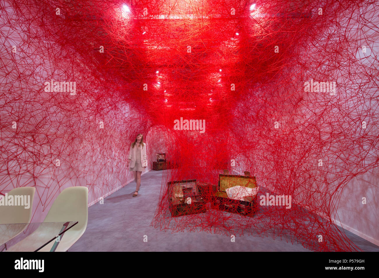 Meisterwerk Art Fair, Royal Hospital Chelsea, London, Großbritannien. 25 Juni, 2018. Die Arbeiten am Meisterwerk London 2018 vor die Presse Eröffnung am 27. Juni und öffentliche Veranstaltung 28. Juni - 4. Juli 2018. Highlights in diesem wichtigen Sommersaison Veranstaltung gehören Gladwell & Patterson, die eine herausragende Beispiel einer späten Seerosen Gemälde von Monet und Hammer Galerien mit einigen aussergewöhnlichen Werke von Monet, Renoir, Cassatt, Picasso, Chagall und Matisse. Foto: Groß angelegte Installation von Chiharu Shiota aufwändig mit roten Threads erstellt. Credit: Malcolm Park/Alamy Leben Nachrichten. Stockfoto