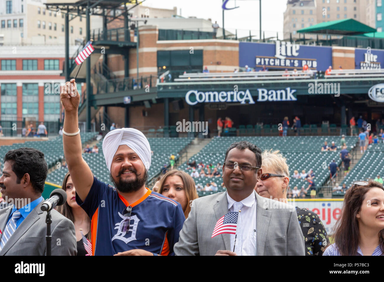 Detroit, Michigan, USA - 25. Juni 2018 - Einwanderer feiern, nachdem Sie sich als neuen US-Bürger in einer Zeremonie im Comerica Park, bevor ein Detroit Tiger baseball spiel vereidigt werden. Quelle: Jim West/Alamy leben Nachrichten Stockfoto