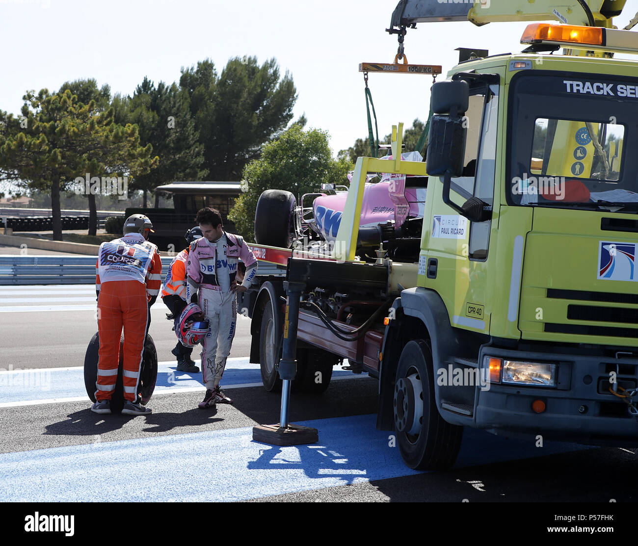 22.06.2018, Circuit Paul Ricard, Le Castellet, Formel 1 PIRELLI GRAND PRIX DE FRANCE 2018, 22. - 24.06.2018, im Bild Ausfall von Sergio Perez (MEX #11), Sahara Force India F1 Team, mein Hinterreifen hat sich gelöst, er wird mit dem Abschleppwagen zurück ins Racing Referenzen Foto: Cronos/Hasan Bratic Stockfoto