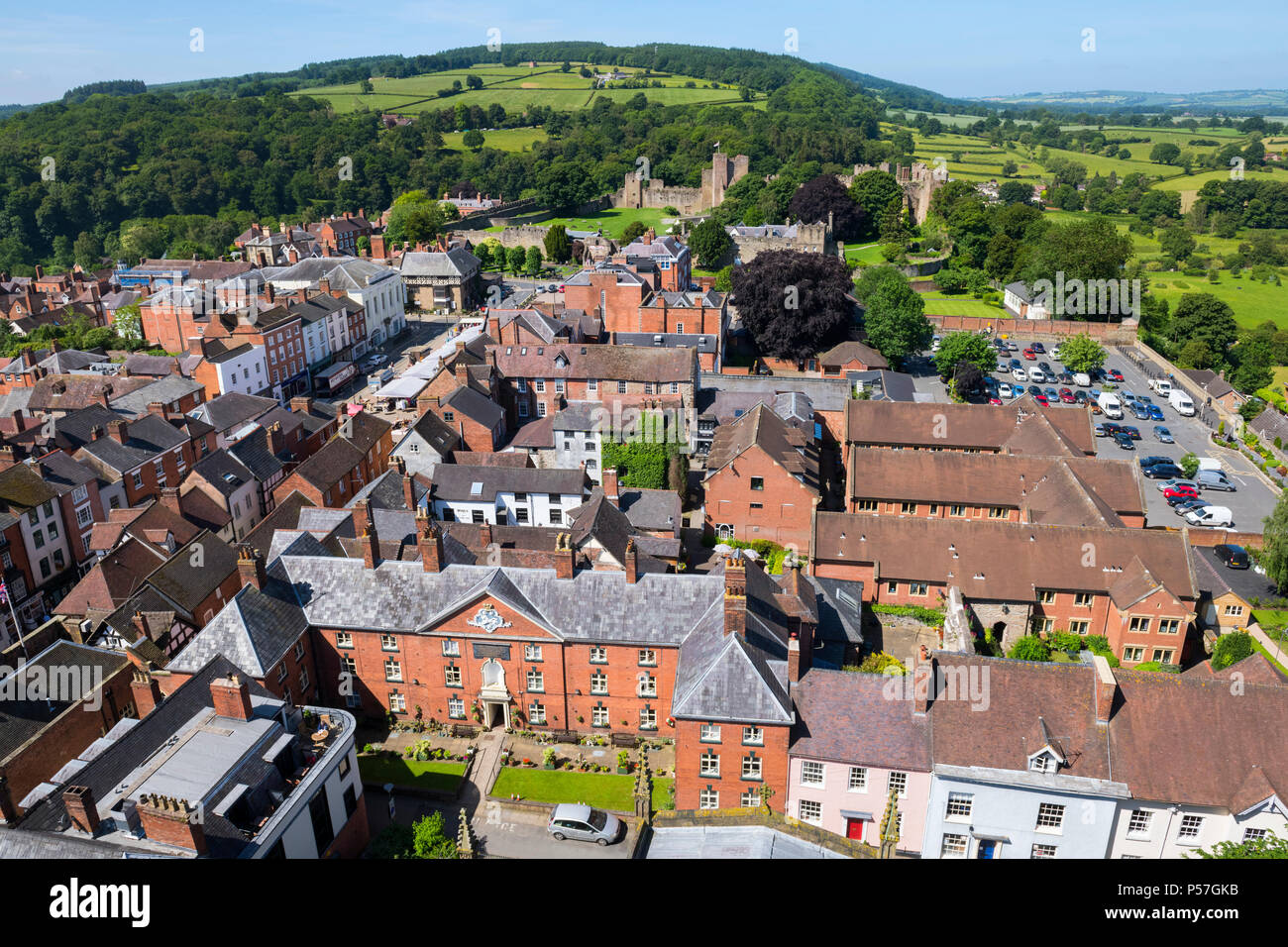 Anzeigen von Ludlow und die umliegende Landschaft vom Turm von St. Laurentius Kirche, Ludlow, Shropshire gesehen. Stockfoto