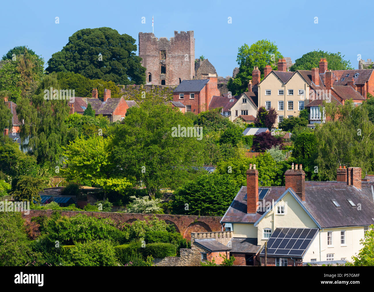 Ludlow Castle hoch über Häuser, von whitcliffe Gemeinsame gesehen. Stockfoto