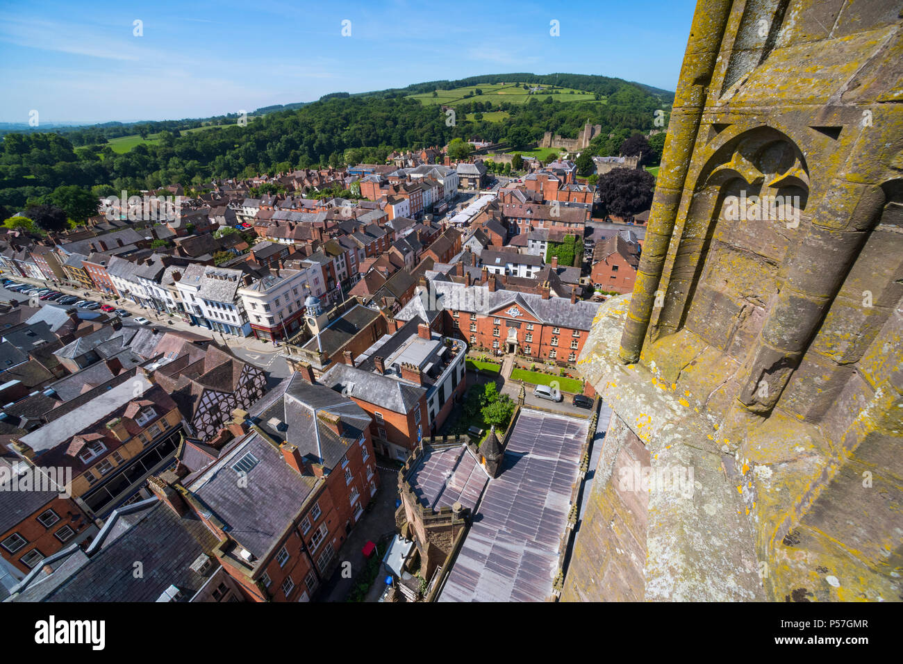 Anzeigen von Ludlow und die umliegende Landschaft vom Turm von St. Laurentius Kirche, Ludlow, Shropshire gesehen. Stockfoto