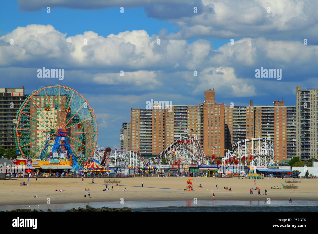 New York City, USA - September 09, 2017: Blick auf die Skyline von Coney Island Beach und Riegelmann Boardwalk auf Sommertag. Stockfoto