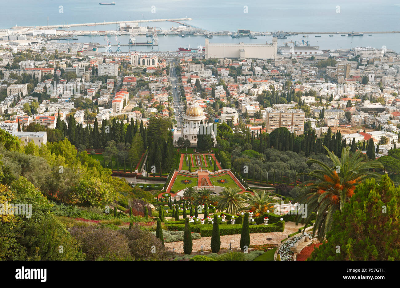 Gärten der Bahai auf dem Berg Karmel und Schrein des Bab Grab mit Kuppel, Bucht, Haifa, Israel Stockfoto