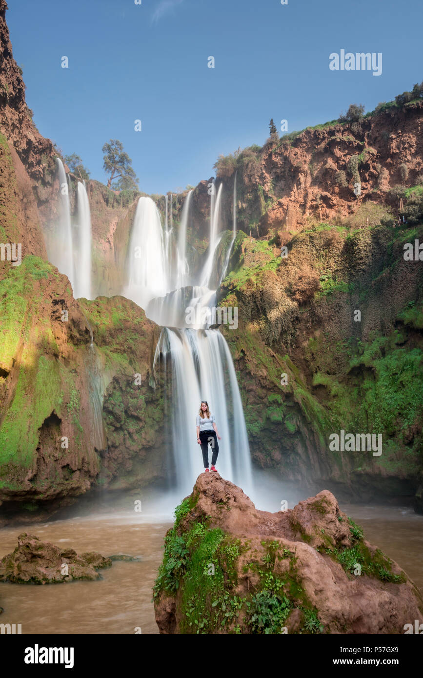 Junge Frau stehen auf einem Stein vor ouzoud Wasserfälle und Kaskaden, Cascades d'Ouzoud, Fluss Oued Tissakht, Mittlerer Atlas Stockfoto