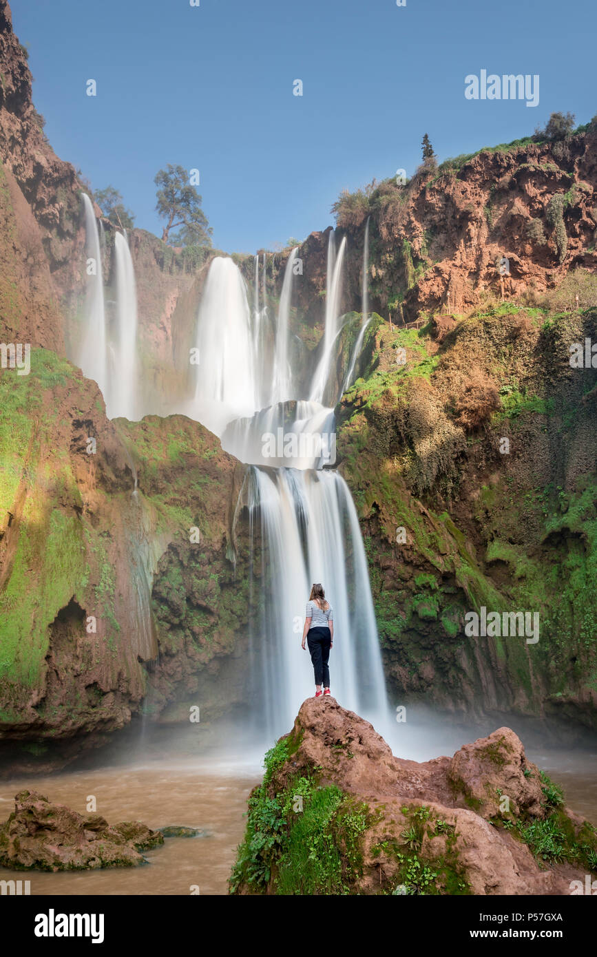 Junge Frau stehen auf einem Stein vor ouzoud Wasserfälle und Kaskaden, Cascades d'Ouzoud, Fluss Oued Tissakht, Mittlerer Atlas Stockfoto