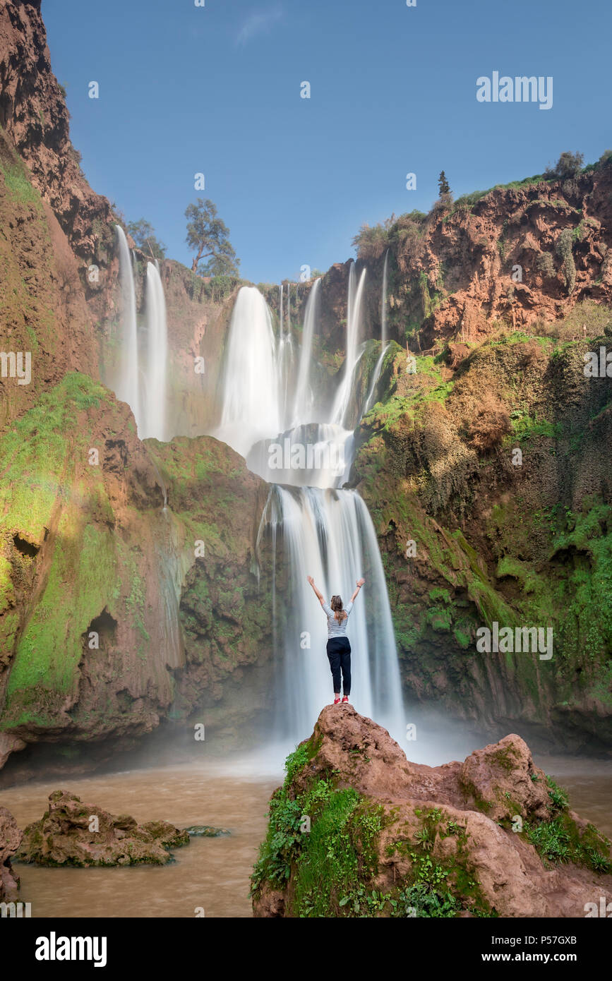 Junge Frau stehen auf einem Stein vor ouzoud Wasserfälle und Kaskaden, Cascades d'Ouzoud, Fluss Oued Tissakht, Mittlerer Atlas Stockfoto