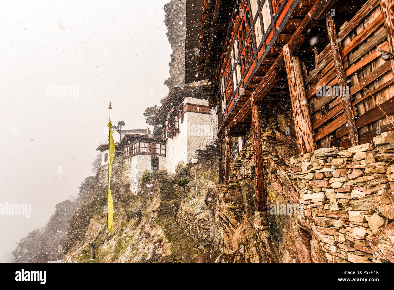 Buddhistisches Kloster in den Bergen bei Schneefall, Kila Nonnenkloster, zwischen Paro und Haa, Himalayan region, Bhutan Stockfoto