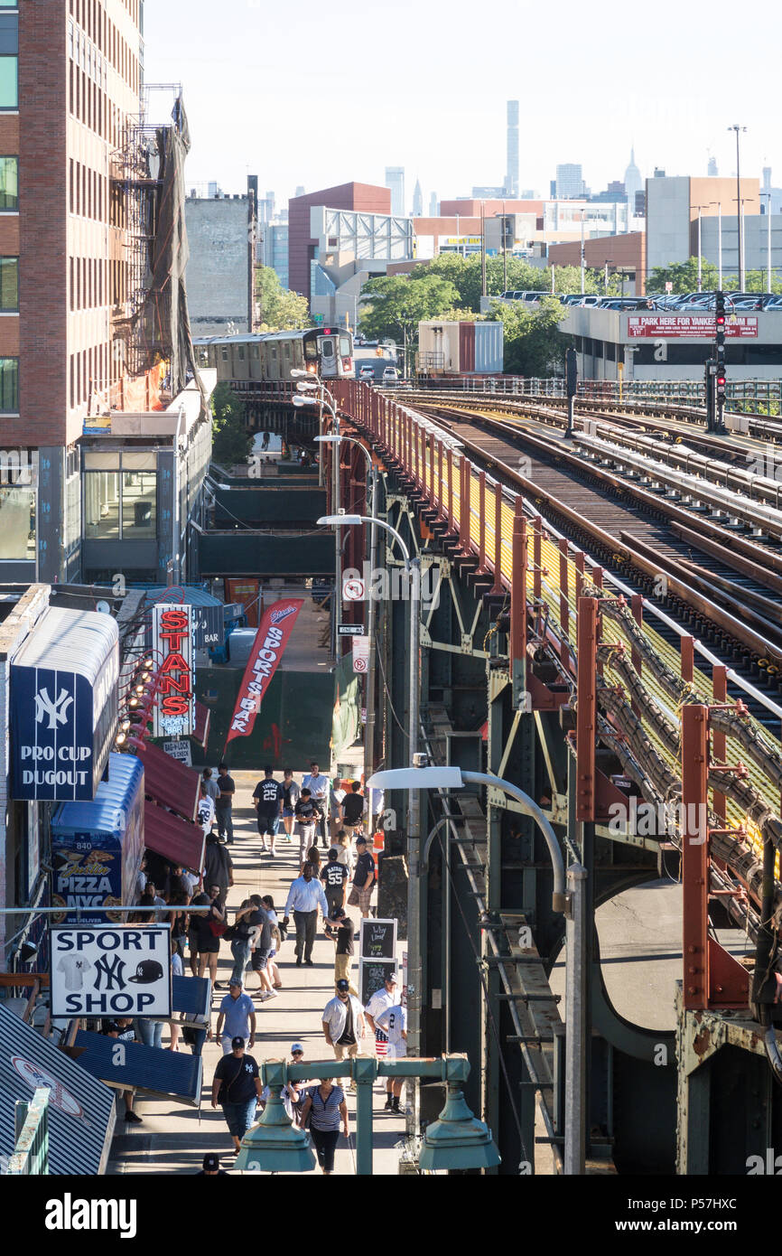 Sportfans häufige Bars und Restaurants unter dem u-bahn Titel außerhalb von Yankee Stadium, NEW YORK CITY, USA Stockfoto