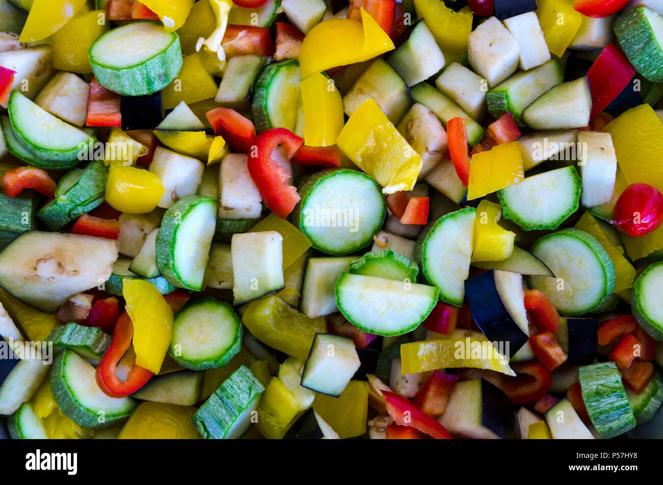Nahaufnahme einer bunten Gruppe von Frische, rohe gehackte Gemüse. Ansicht von oben, Tageslicht Stockfoto