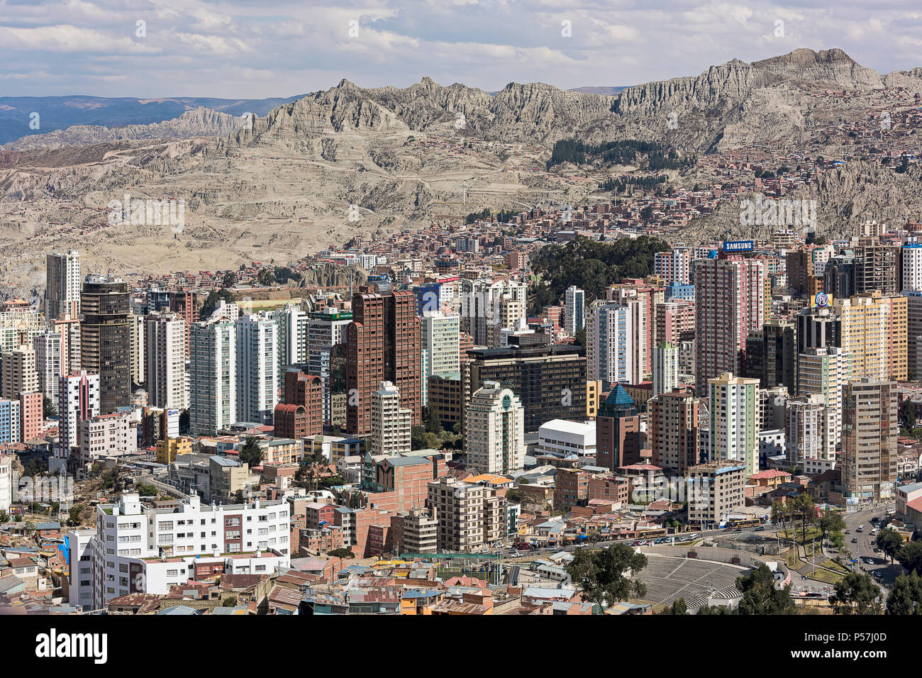 Blick auf die Stadt mit Wolkenkratzern vor der unfruchtbaren Bergen, La Paz, Bolivien Stockfoto