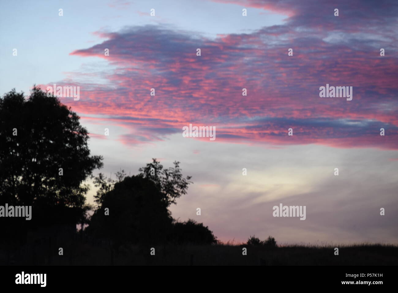 Roter Sonnenuntergang dramatische Himmel Über Den Peak District Am 23. Juni Stockfoto