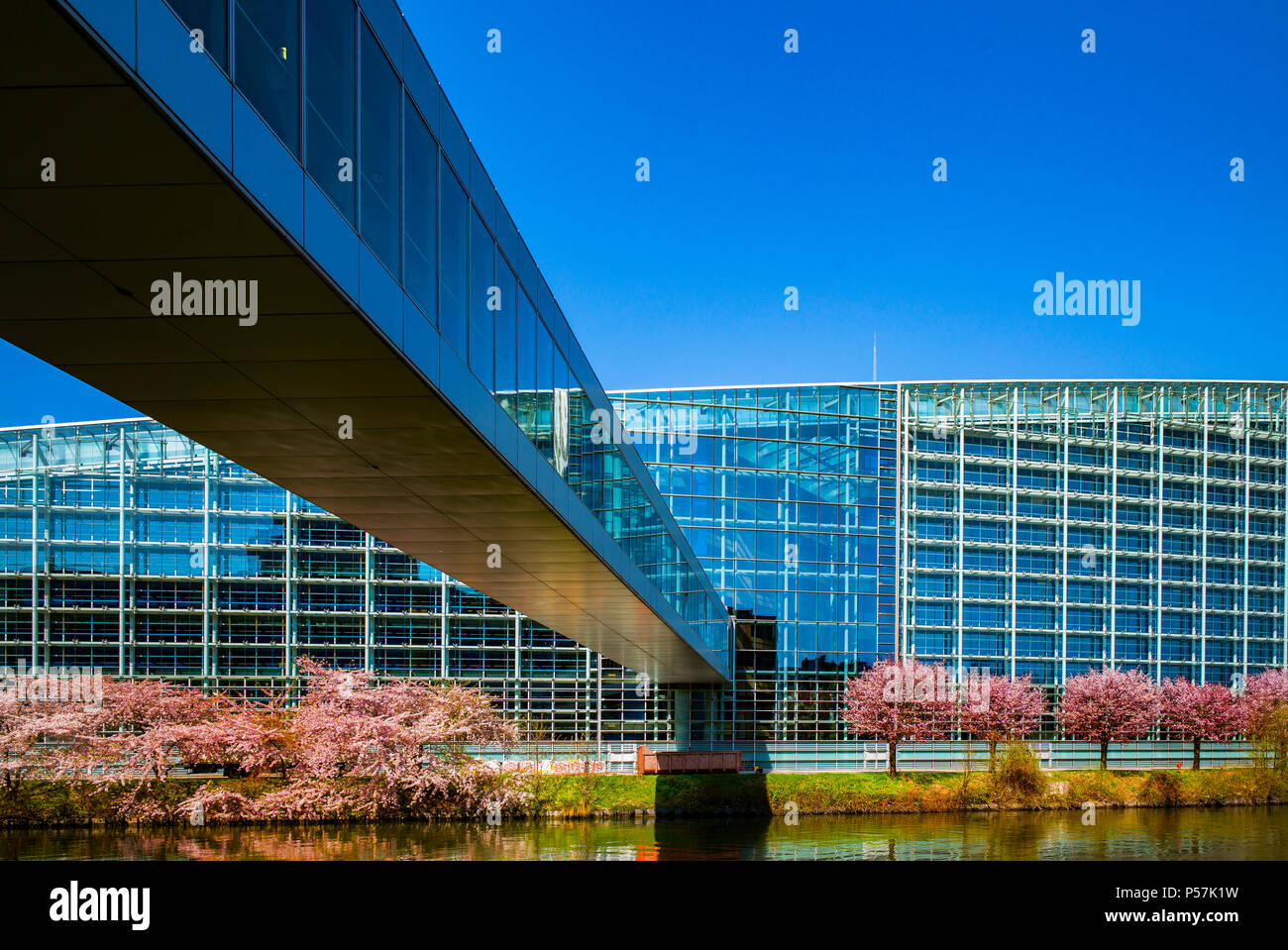 Straßburg, das Europäische Parlament, Gebäude Louise Weiss, die Fußgängerbrücke über die Ill, Elsass, Frankreich, Europa, Stockfoto
