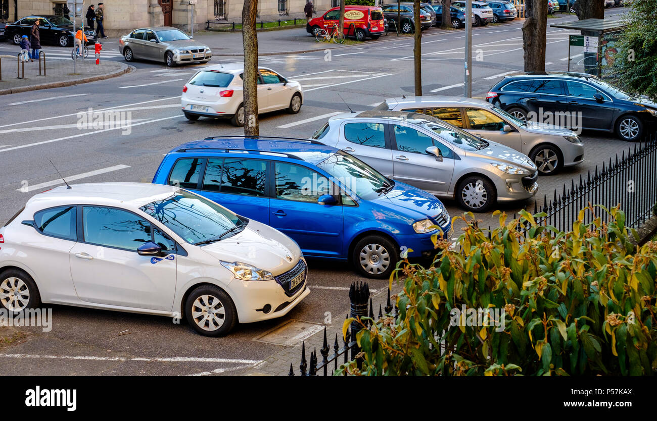 Straßburg, Autos auf dem Bürgersteig, Elsass, Frankreich, Europa geparkt, Stockfoto
