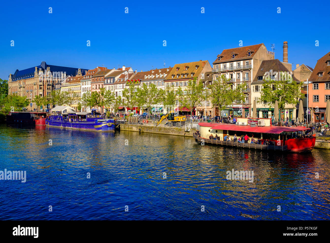 Straßburg, Ill, Quai des Pêcheurs Quay, Fischer Wharf, angelegten Lastkähnen, Waterfront Häuser, Elsass, Frankreich, Europa, Stockfoto