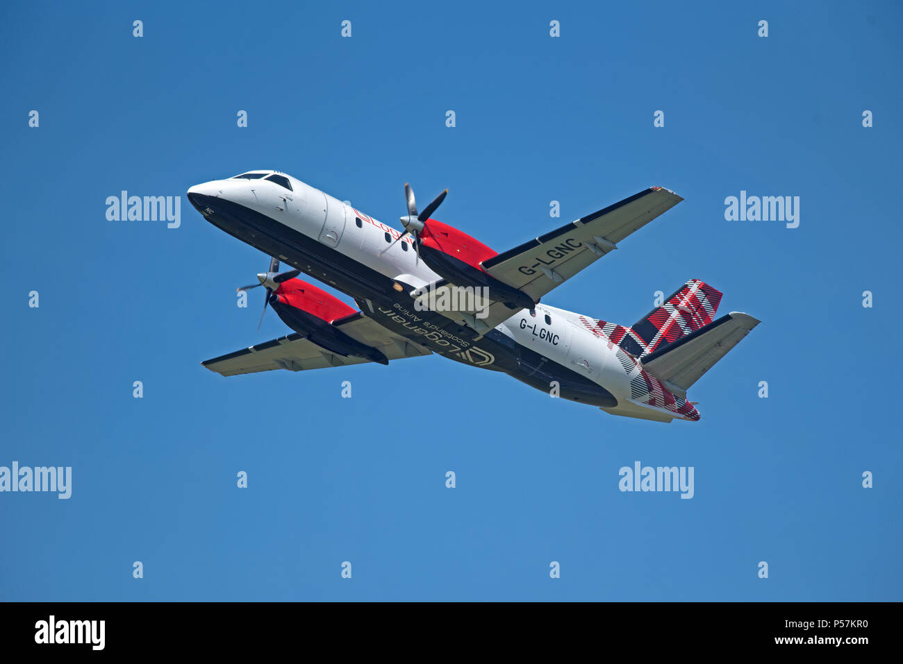 Der loganair Saab 340 in ihrem schottischen Tartan Leber verlassen den Flughafen Inverness für seine täglichen Flug nach Stornoway auf den Äußeren Hebriden. Stockfoto