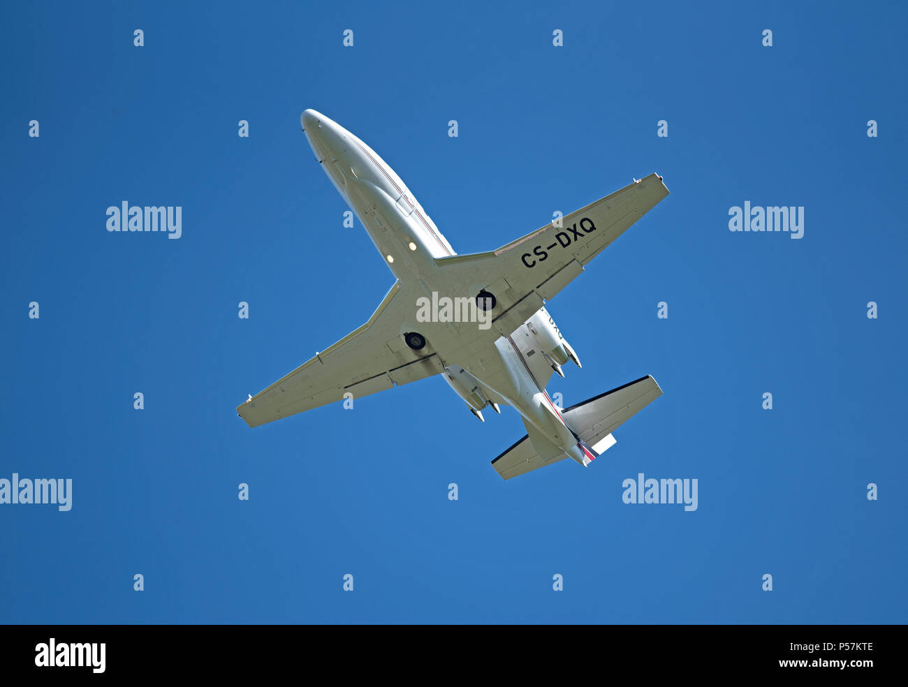 Eine portugiesische von Netjets Europe registrierte Cessna 560XL klettert schnell von Inverness Dalcross Flughafen in einen schönen blauen Himmel. Stockfoto