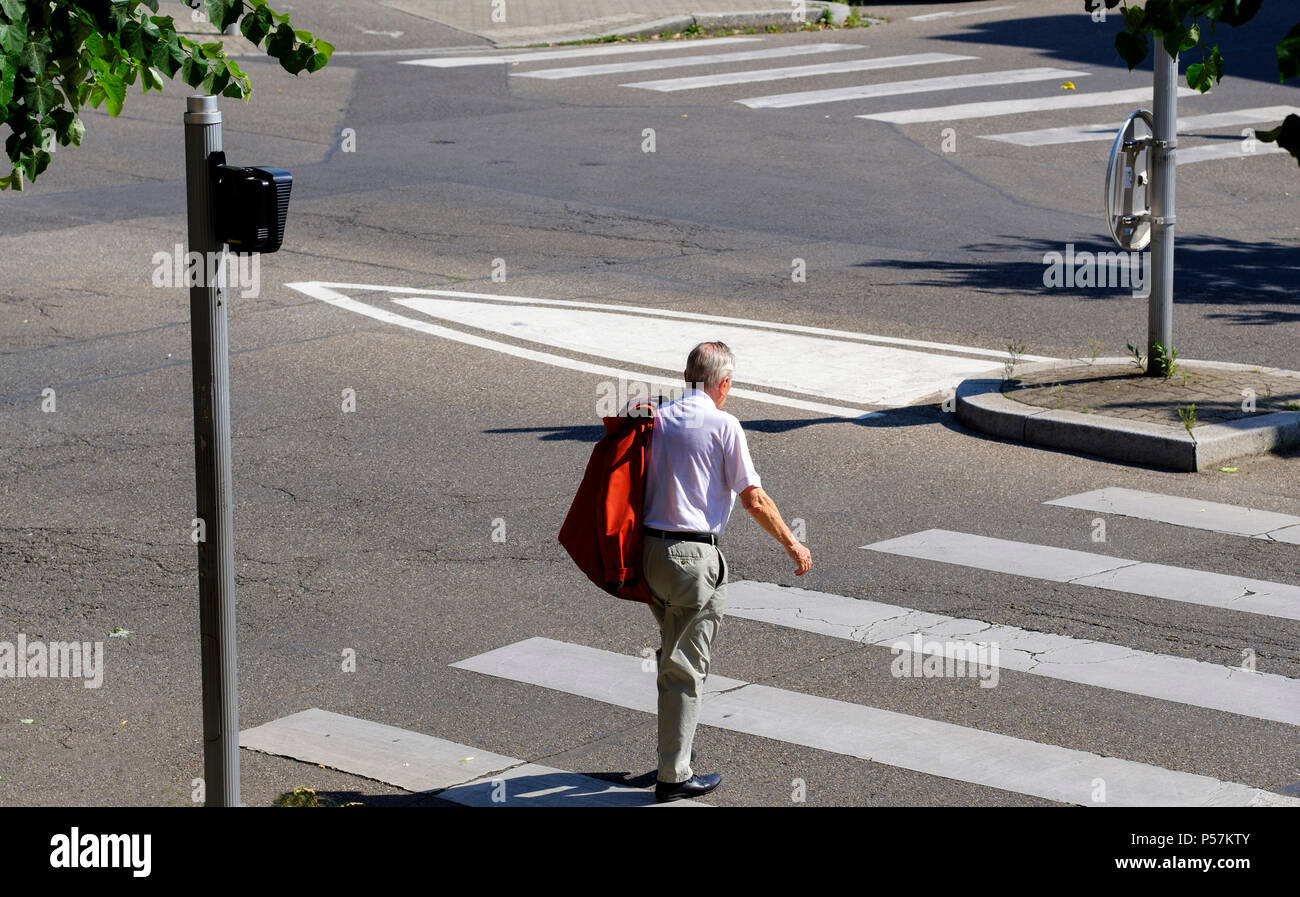 Straßburg, Rückansicht eines reifer Mann über die Straße am Fußgängerüberweg, Elsass, Frankreich, Europa, Stockfoto