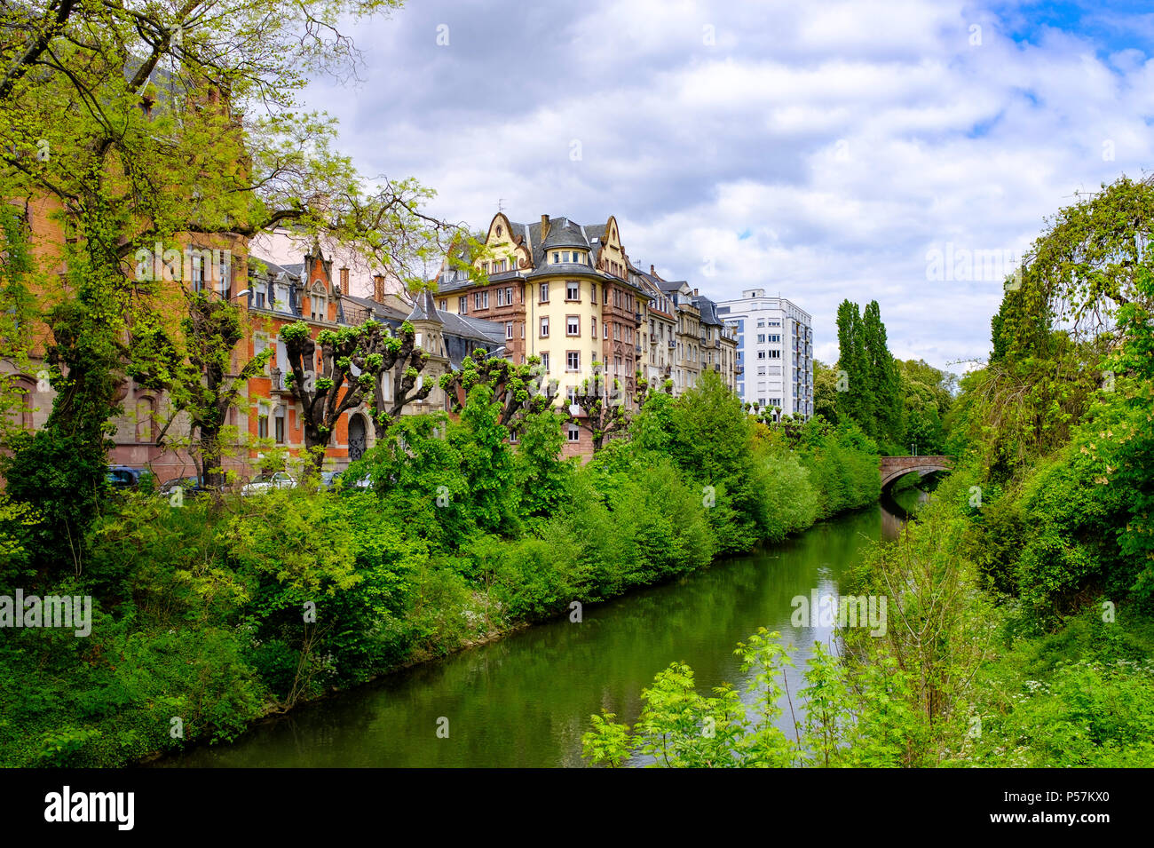Straßburg, Aar Fluss und Wohngebäude mit grüner Umgebung, Neustadt, Elsass, Frankreich, Europa, Stockfoto