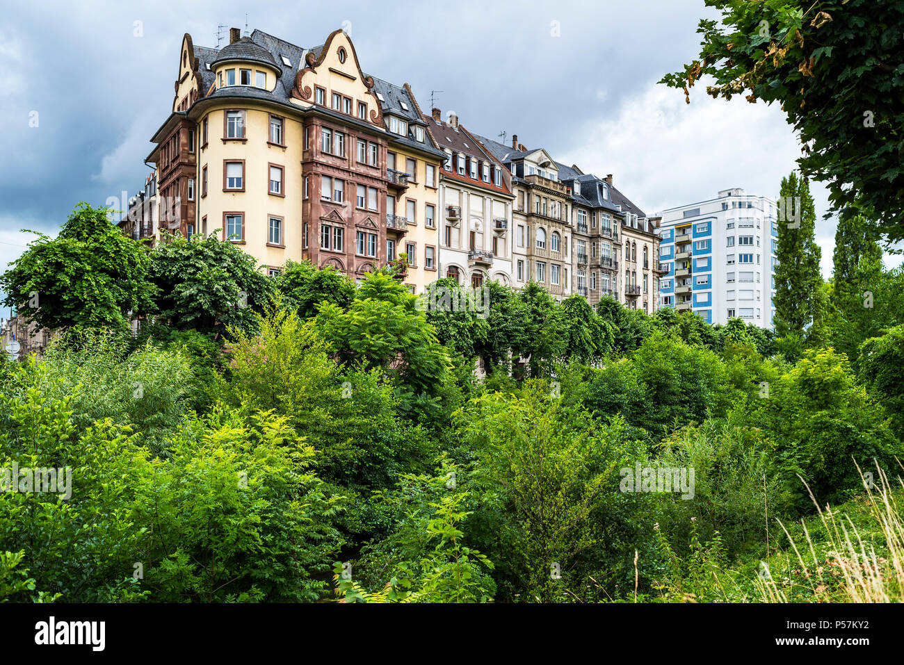 Straßburg, Wohngebäude mit grüner Umgebung, Neustadt, Elsass, Frankreich, Europa, Stockfoto