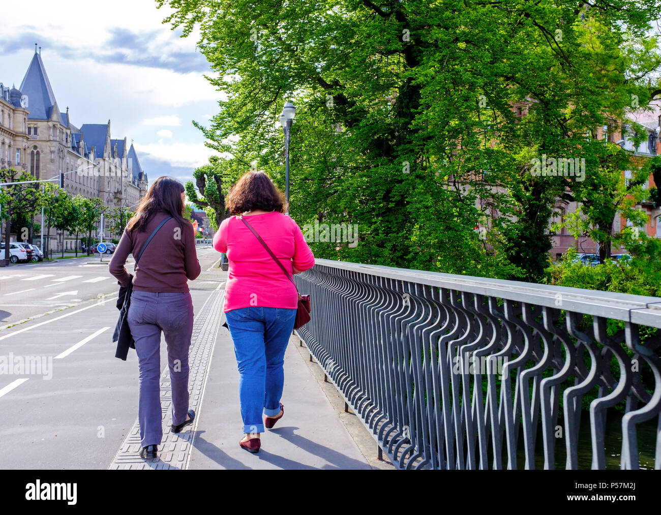 Straßburg, Rückansicht von 2 Frauen gehen auf Brücke, Elsass, Frankreich, Europa, Stockfoto