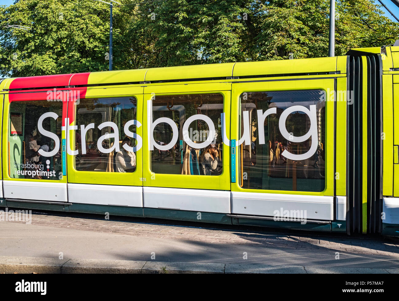 Straßburg, grün Straßenbahn-Wagen mit großen Schriftzug Straßburg, Elsass, Frankreich, Europa, Stockfoto