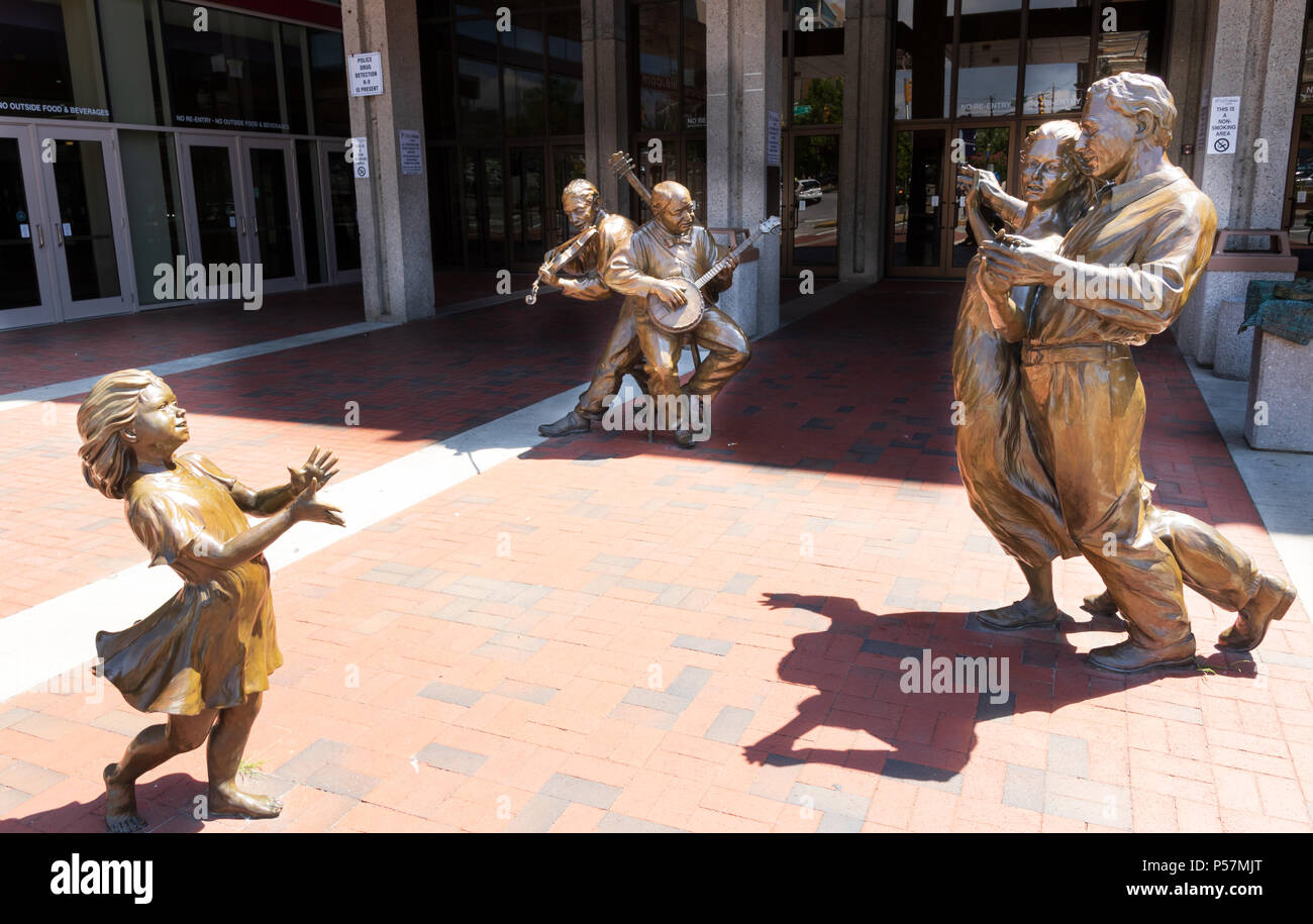 ASHEVILLE, NC, USA-24. Juni 18: Skulpturen an der Vorderseite des Thomas Wolfe Auditorium in Asheville, NC, USA. Stockfoto