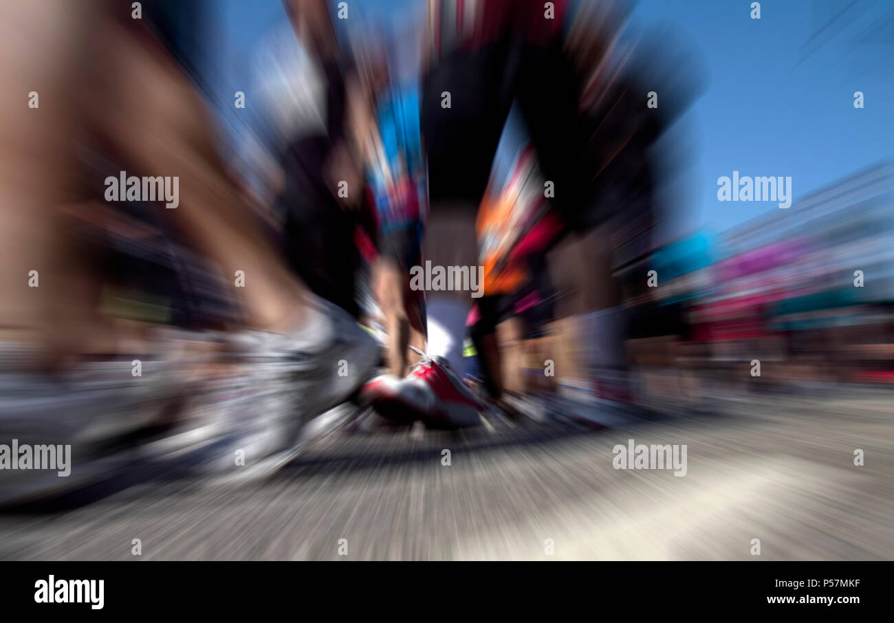 Gruppe von Menschen läuft Marathon in der Stadt mit Dynamischer Zoom Effekt Stockfoto