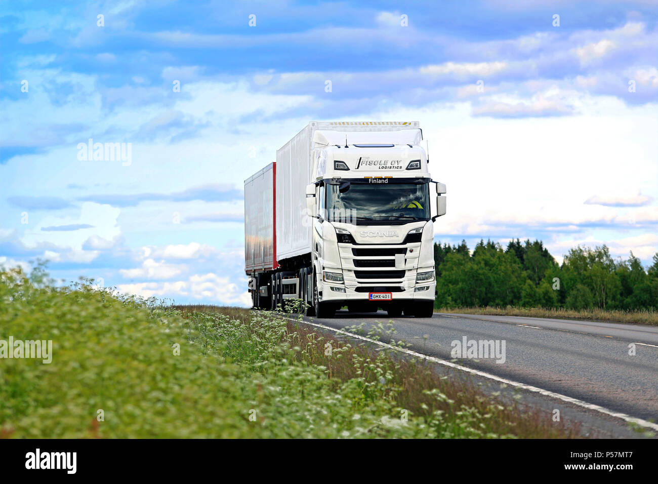 Weiß der nächsten Generation R500 Scania Fracht auf der Straße gegen den blauen Himmel und Wolken im Sommer. Jamsa, Finnland - 14. Juni 2018. Stockfoto