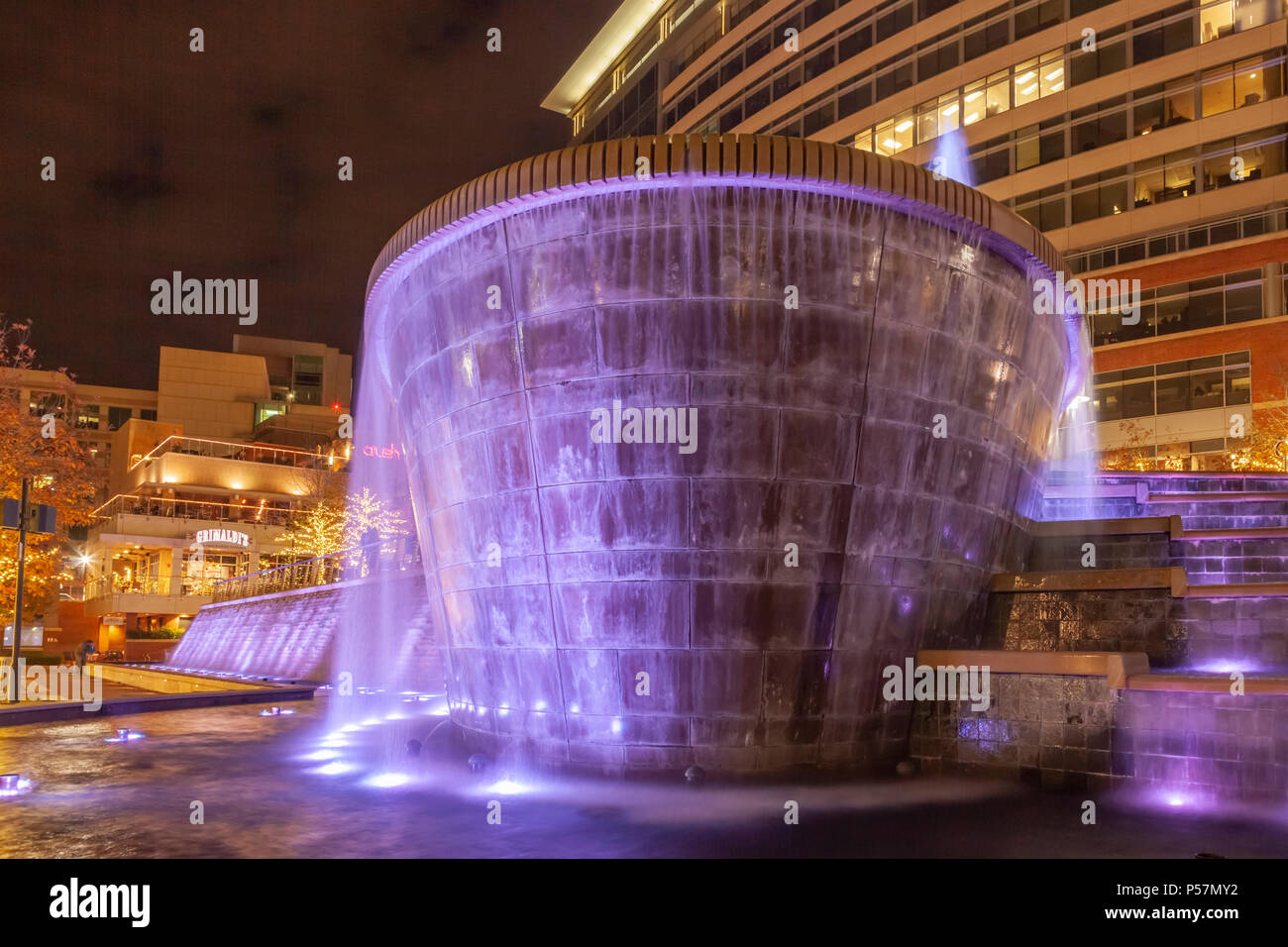 Farbige Lichter Anzeige am Wasserfall und Brunnen durch die Woodlands Waterway. Stockfoto