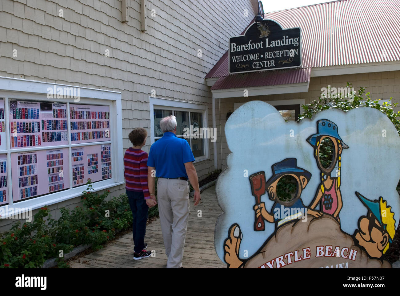 Senior Paar Visits Barefoot Landing Center in North Myrtle Beach, SC USA Willkommen Stockfoto