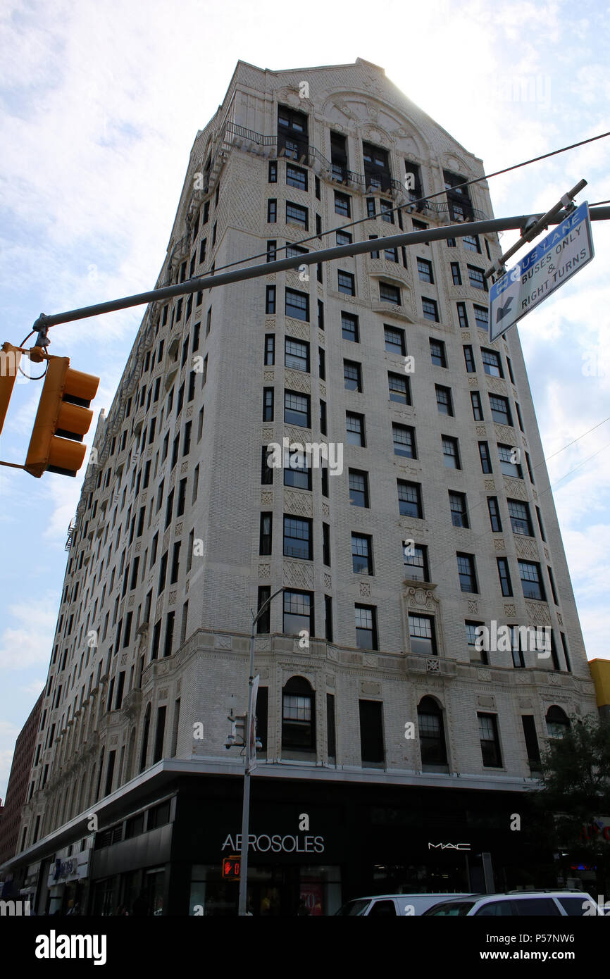 NEW YORK, NY - 11. Juli: berühmten Hotel Theresa außen in Harlem, Manhattan am 11. Juli, 2017 in New York, USA. (Foto von Wojciech Migda) Stockfoto