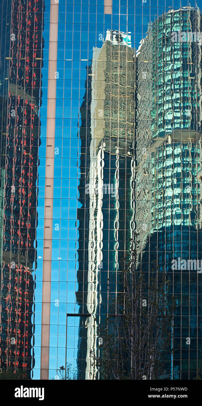 Wolkenkratzer in die Glaswand einen anderen Skyscraper auf einem hellen, sonnigen Tag in Sydney, New South Wales, Australien nieder Stockfoto