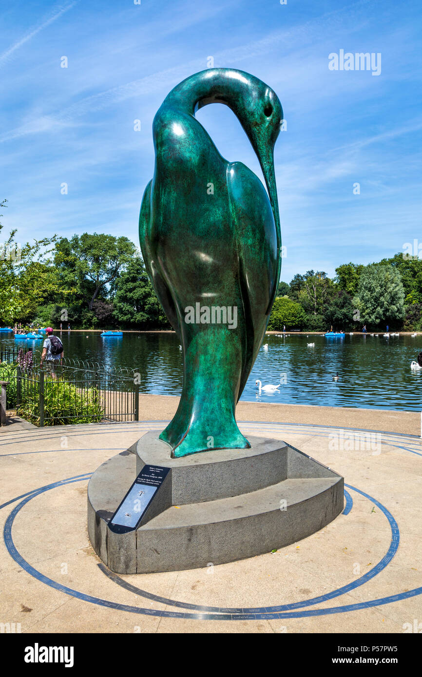 Skulptur von einem Ibis Vogel, 'Serenity' Skulptur von Simon Drehzapfen im Hyde Park, London, UK Stockfoto