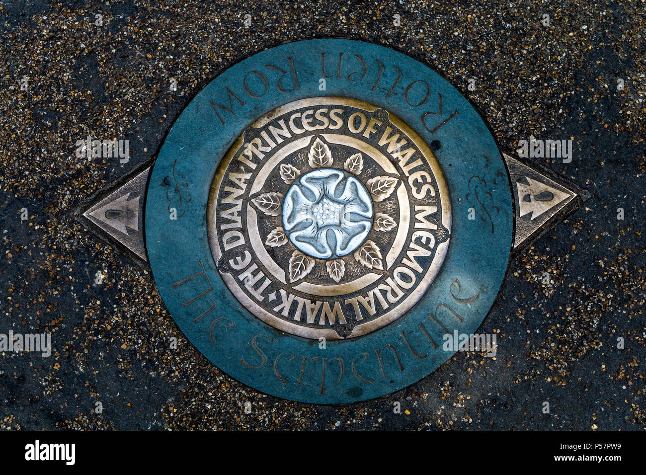 Die Diana Princess of Wales Memorial entfernt Plaque von Alec Peever im Hyde Park, London, UK Stockfoto