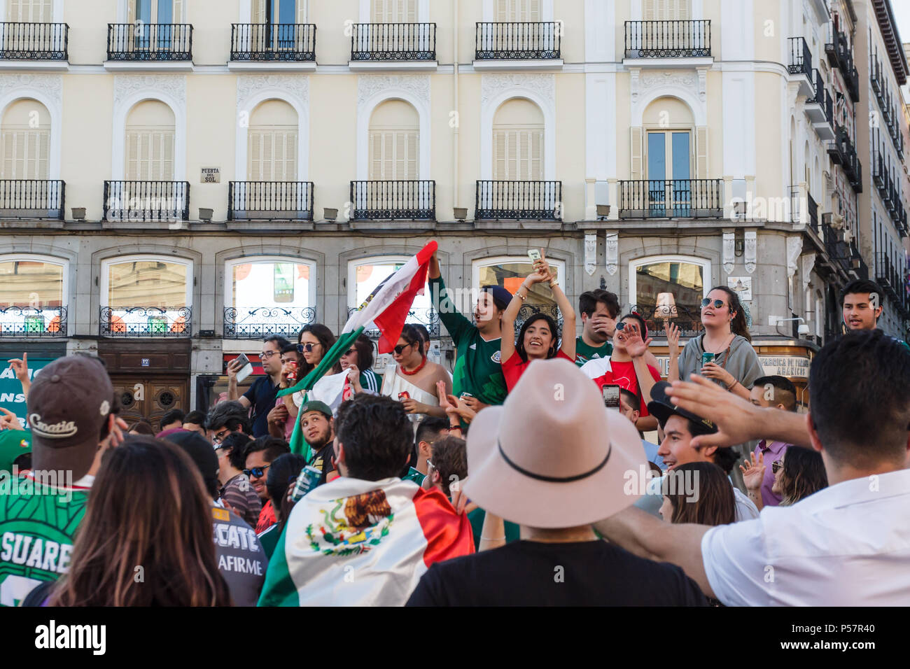 Madrid, Spanien - 17. Juni 2018: Die mexikanische Fußball-Fans feiern 1:0-Sieg über Deutschland an der Plaza del Sol Stockfoto