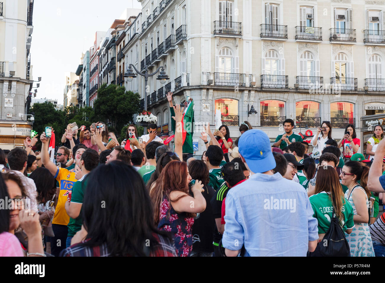 Madrid, Spanien - 17. Juni 2018: Die mexikanische Fußball-Fans feiern 1:0-Sieg über Deutschland an der Plaza del Sol Stockfoto