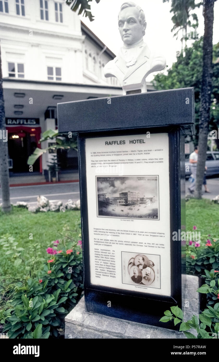 Die berühmten Raffles Hotel in Singapur ehrt seine Namensvetter mit einer Büste von Sir Thomas Stamford Raffles, der als Gründer des südostasiatischen Inselstaat im Jahr 1819 angesehen wird. Informationen über die Skulptur Sockel beschreibt die Brüder aus Armenien, die das historische Hotel, das 1887 eröffnet wurde. Seit dieser Zeit ist es von einem 10-Zimmer Gasthaus zu einem luxuriösen Grand Hotel, das seinen jüngsten Restaurierung im Jahre 2018 unterzog sich erweitert hat. Das Raffles ist bekannt für seine Unterschrift alkoholisches Getränk bekannt, der Singapur Sling, einen erfrischenden Gin-basierte Cocktail erste ausgeheckt, die vor mehr als einem Jahrhundert. Stockfoto