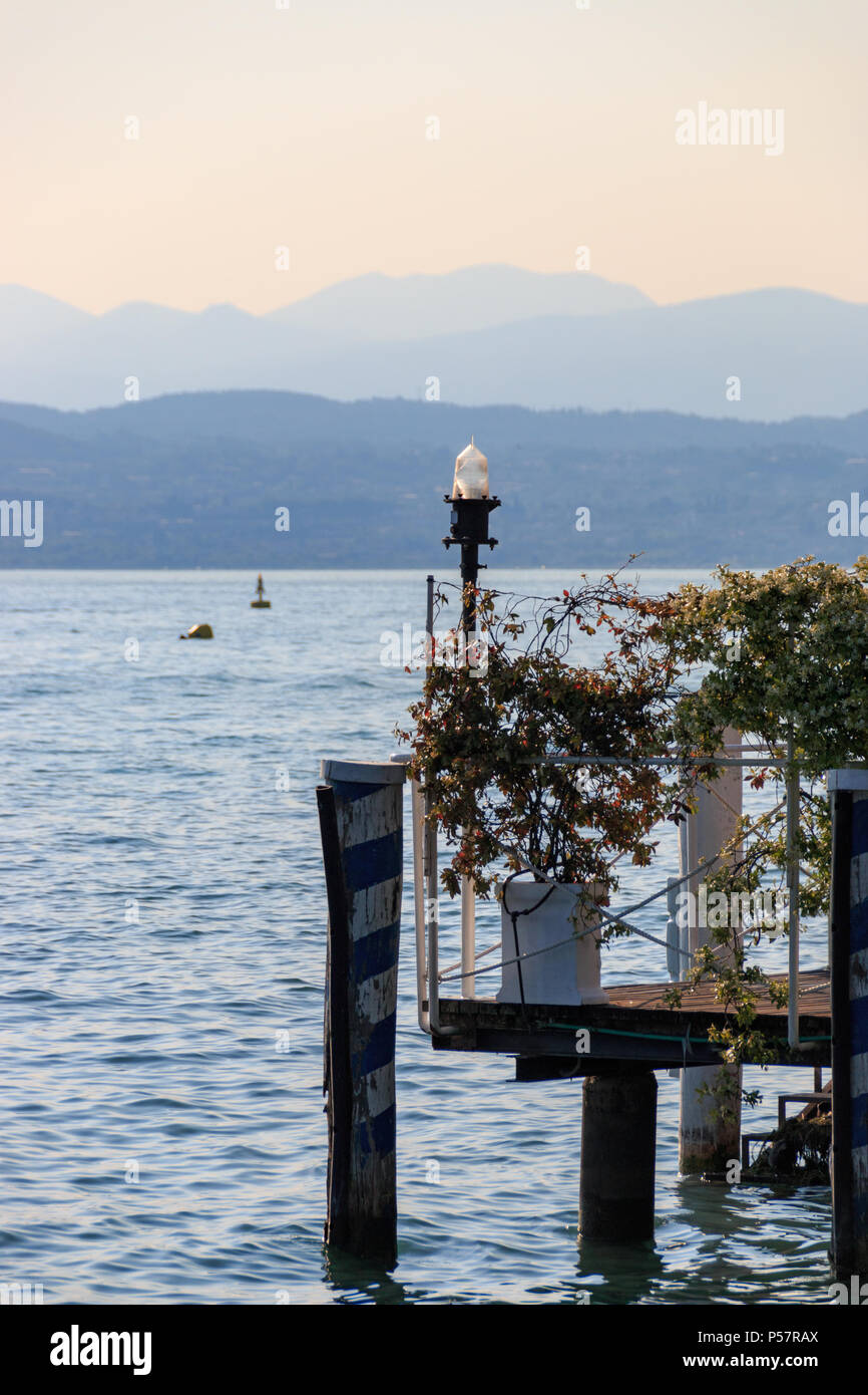 Eindruck von einem sonnigen Nachmittag an einer Anlegestelle in Sirmione am Gardasee, Italien Stockfoto