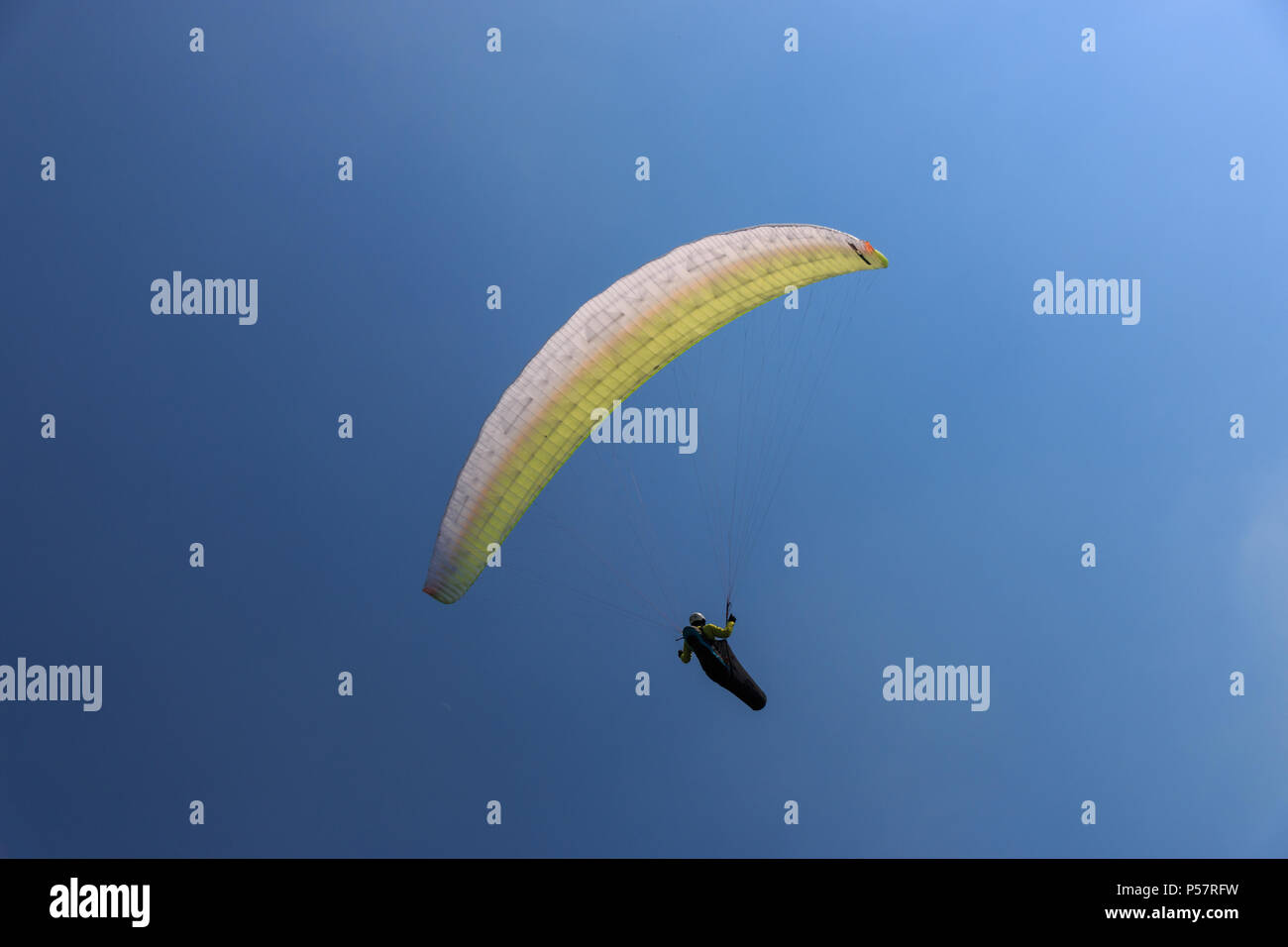 Single Gleitschirm in der Luft genießen Sie perfekte Bedingungen am Monte Baldo in der italienischen Region Gardasee Stockfoto