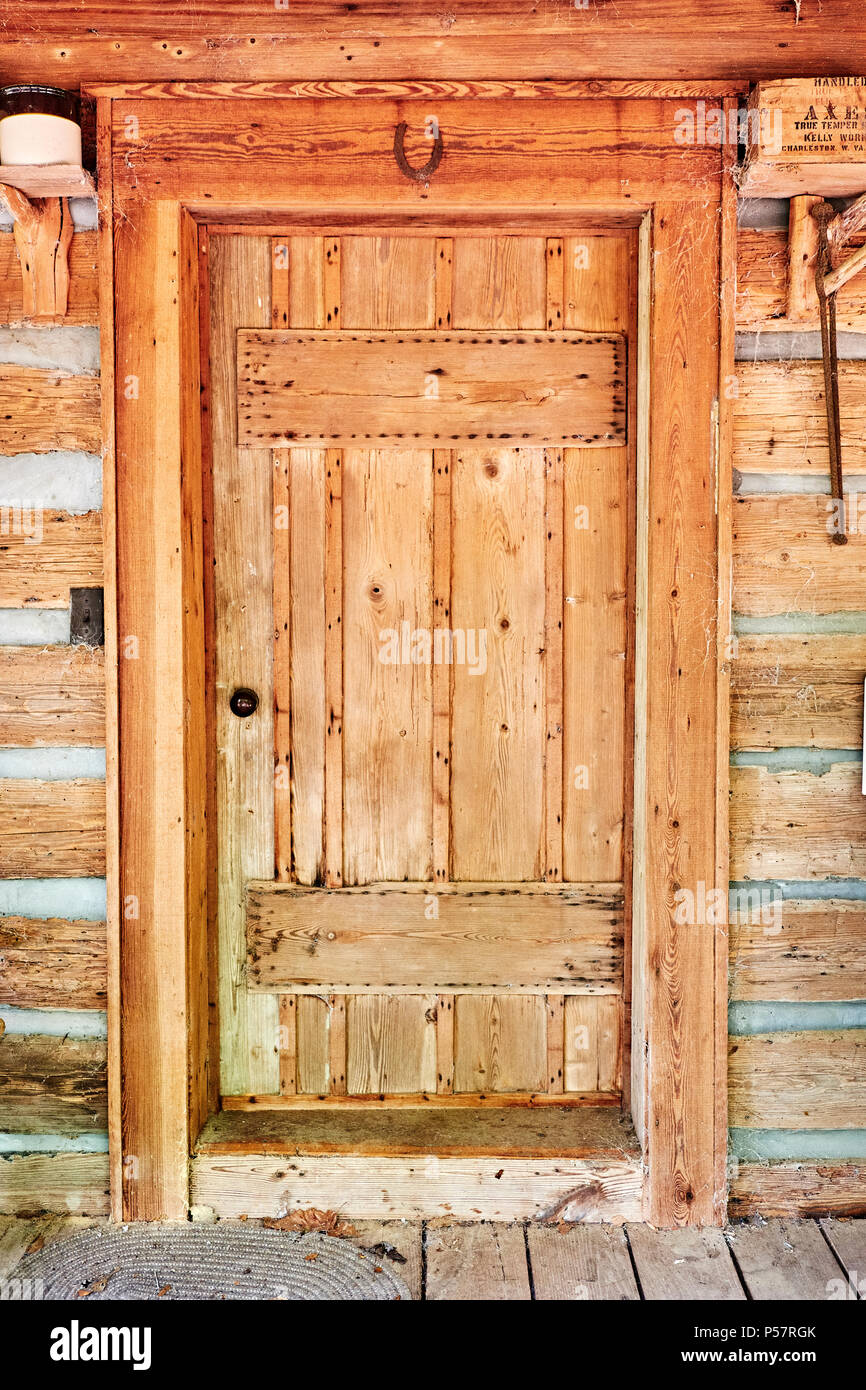 Alte antike hölzerne Tür in einem vintage Kabine mit einem Hufeisen über der Tür in ländlichen Alabama, USA anmelden. Stockfoto