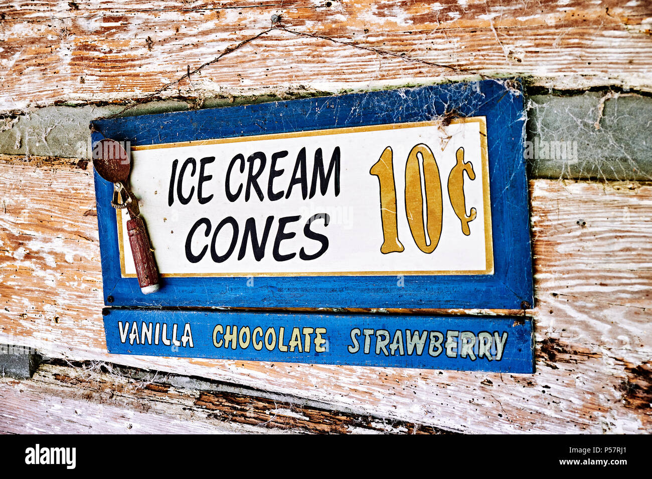 Vintage oder antike Werbung für Eiscreme Kegel in drei Geschmacksrichtungen. Stockfoto