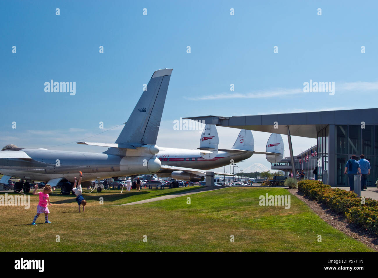 Kinder spielen auf dem Rasen vor dem Museum von Flug, eine Luft- und Raumfahrtmuseum bei Boeing Feld in Tukwila, Washington, südlich von Seattle. Stockfoto