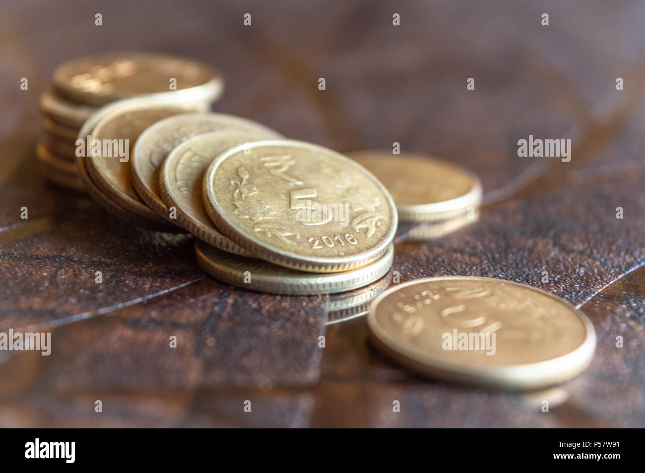 Ein Haufen von Rupien fünf Münzen der indischen Währung aus Kupfer oder Bronze Stockfoto