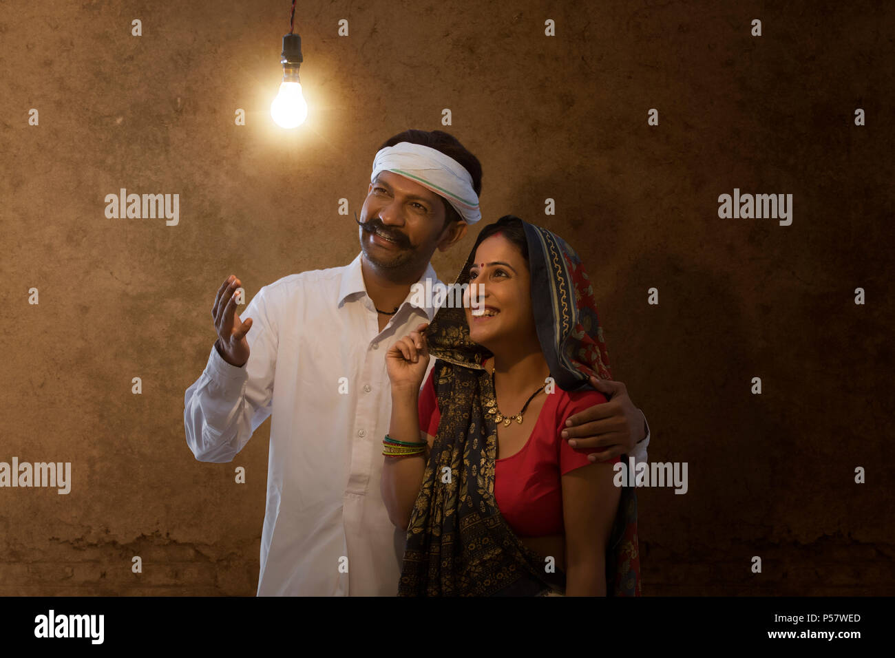 Indischen ländlichen Paar an der Glühbirne auf der Suche Stockfoto