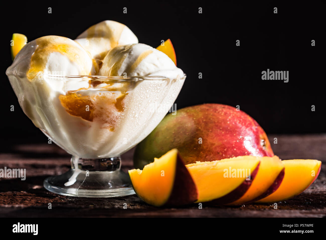 Karamellsauce Eis und frische Mango Obst Stockfoto