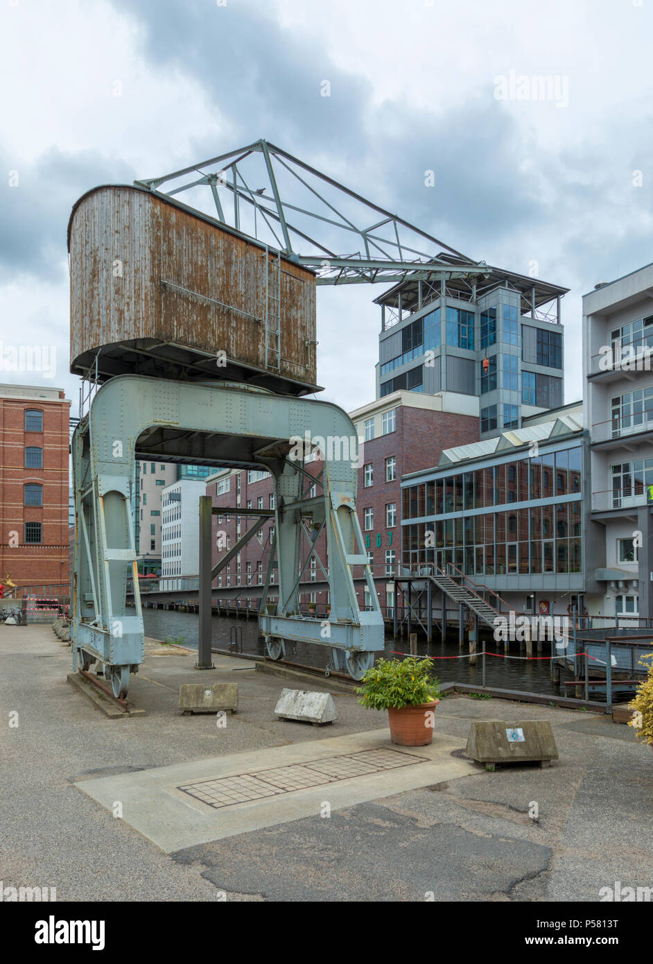 Historischer Kran am alten Hafen von Hamburg-Harburg Stockfoto