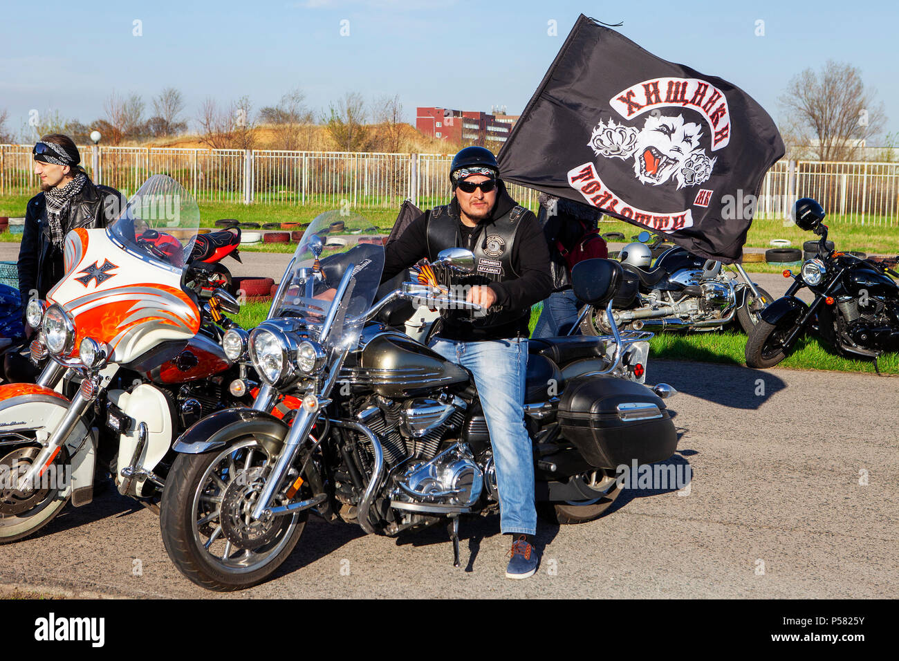 Motorradfahrer mit der Flagge von der Club 'Khishniki'. Russland, Togliatti, der Military Museum. Der Tag des Sieges - Mai 9, 2018. Stockfoto