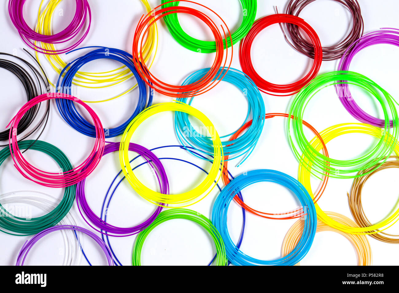 Bunte 3d-pen Filamente auf weißem Hintergrund, Ansicht von oben Stockfoto
